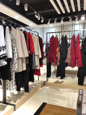 揭秘深圳品牌服装库存尾货批发市场 高清细节图直击实况