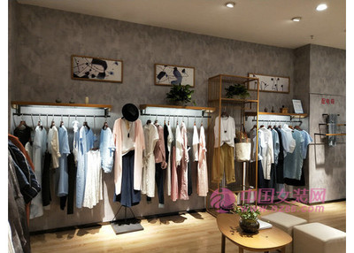 从校园摊位到线上旗舰店 一位女大学生的服装创业之路